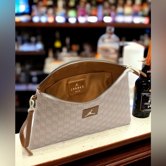 Jordan Monogram Pouch • 2024 • 0.69L or 0.98L - Picture 14 of 15